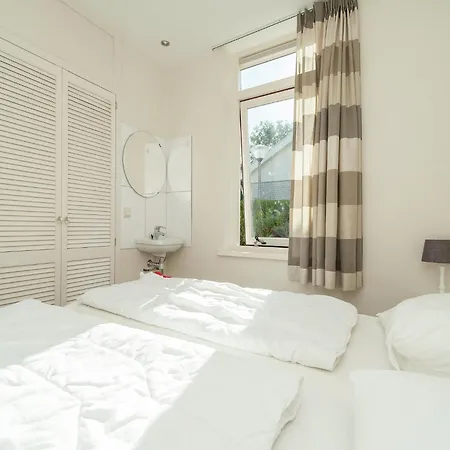 In South Holland Near The נורדוויק