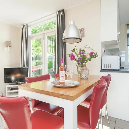 In South Holland Near The בית נופש